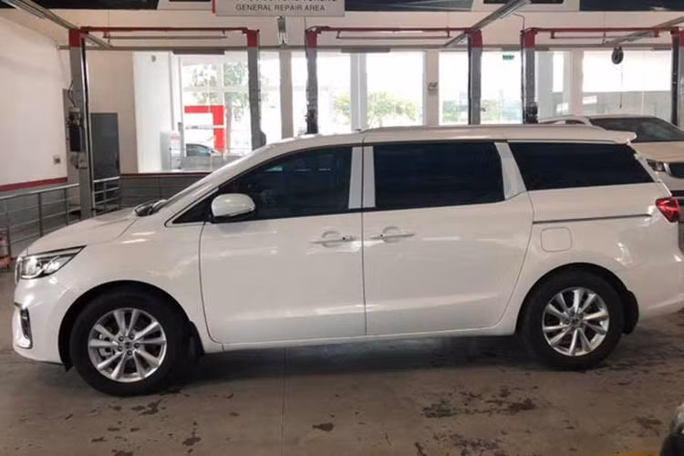 Một số thông tin rò rỉ trước đó cho thấy Kia Sedona 2019 nâng cấp vẫn sẽ sử dụng 2 tùy chọn động cơ với dung tích cũ nhưng được tinh chỉnh cho công suất và mô men xoắn cao hơn. Điểm nhấn nổi bật là hộp số 8 cấp mới sẽ được trang bị cho xe thay cho hộp số tự động 6 cấp cũ. Mẫu xe mới sẽ kết hợp cùng hệ dẫn động cầu trước tiêu chuẩn.