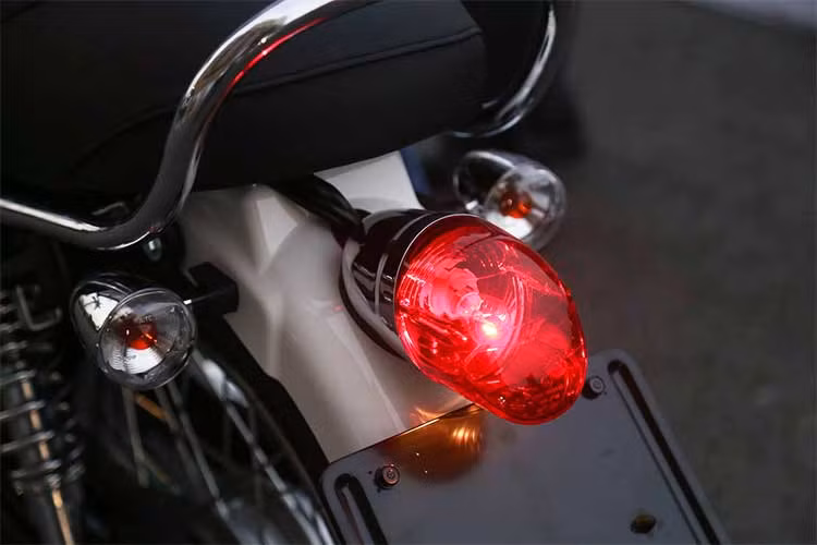 Hãng xe máy SYM thiết kế tay xách sau đơn giản kèm một móc khoá treo đồ tiện lợi, an toàn ở phía sau rất phù hợp để treo mũ bảo hiểm. Cụm đèn hậu thiết kế khá lạ với bóng halogen, cùng xi nhân tương tự đèn pha.