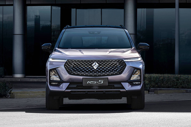 Baojun RS-5 2019 mới là một mẫu SUV cỡ C có kích thước dài 4.570 mm, rộng 1.870 mm, và cao 1.720 mm. Ở phía bên ngoài, RS-5 cho thấy ngôn ngữ thiết kế mới nhất của Baojun mà đã từng được áp dụng trên các mẫu SUV 510 và 530, nhưng có một điểm khác biệt là việc áp dụng logo hình kim cương mới của công ty.
