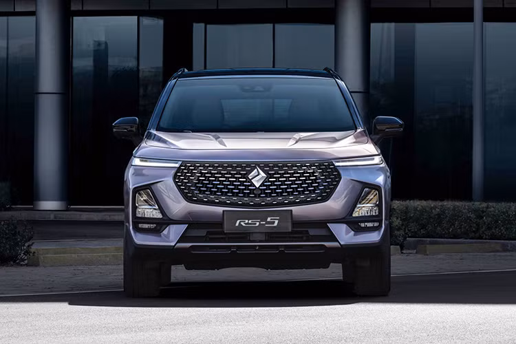 Baojun RS-5 2019 mới là một mẫu SUV cỡ C có kích thước dài 4.570 mm, rộng 1.870 mm, và cao 1.720 mm. Ở phía bên ngoài, RS-5 cho thấy ngôn ngữ thiết kế mới nhất của Baojun mà đã từng được áp dụng trên các mẫu SUV 510 và 530, nhưng có một điểm khác biệt là việc áp dụng logo hình kim cương mới của công ty.
