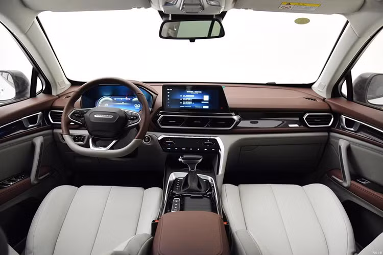 Bên trong, nhà sản xuất xe Trung Quốc khẳng định rằng RS-5 mang tới “không gian nội thất hàng đầu phân khúc” và chất liệu chất lượng cao, cho dù họ không phát hành một bức nào về khoang lái cả. Hơn nữa, Baojun cũng hứa hẹn mẫu SUV mới mang tới một trải nghiệm trong xe yên tĩnh và tinh vi.