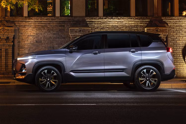 Công bố ở một sự kiện diễn ra tại Trung tâm Thời trang Quốc tế Thượng Hải, nhãn hiệu được sở hữu bởi liên doanh SAIC-GM-Wuling đã miêu tả RS-5 là “sản phẩm đầu tiên của series SUV, MPV và xe du lịch mới từ Baojun mà đạt nhu cầu thay đổi và kỳ vọng tăng lên của khách hàng.”