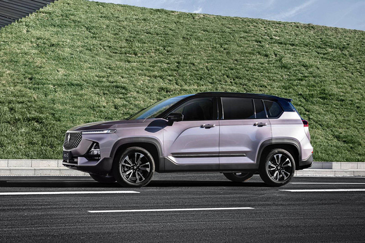 Được biết, RS-5 là mẫu SUV thứ 4 được sản xuất dựa trên sự hợp tác giữa Baojun và GM. Tuy nhiên, ngoài tên gọi thì chiếc xe của Baojun hoàn toàn không thể sánh ới các đối thủ về cả hiệu suất lẫn thiết kế ngoại thất.