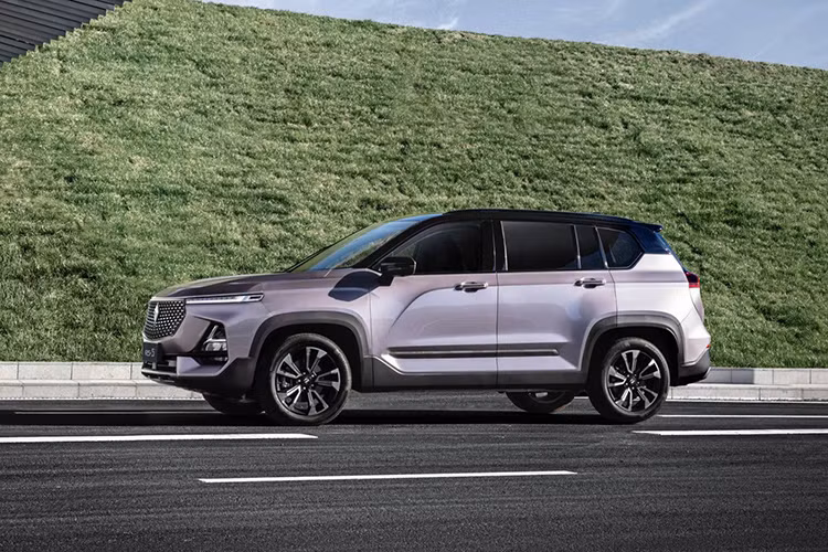 Được biết, RS-5 là mẫu SUV thứ 4 được sản xuất dựa trên sự hợp tác giữa Baojun và GM. Tuy nhiên, ngoài tên gọi thì chiếc xe của Baojun hoàn toàn không thể sánh ới các đối thủ về cả hiệu suất lẫn thiết kế ngoại thất.