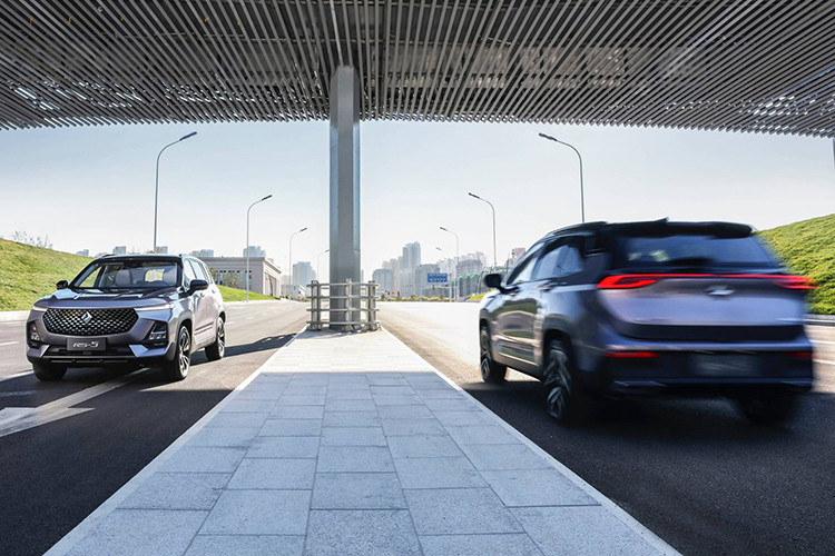 Xe có thiết kế khá "ưa nhìn" với lưới tản nhiệt lục giác lớn cùng các đèn pha LED mỏng, sắc nhọn. Cản trước của xe cũng có thiết kế khá "cơ bắp" với các hốc đèn sương mù lớn và tấm bảo vệ bên dưới màu bạc bắt mắt.