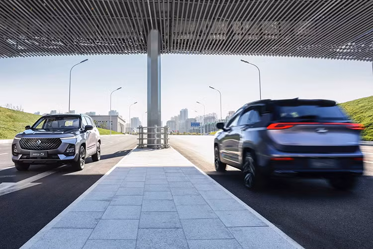 Xe có thiết kế khá "ưa nhìn" với lưới tản nhiệt lục giác lớn cùng các đèn pha LED mỏng, sắc nhọn. Cản trước của xe cũng có thiết kế khá "cơ bắp" với các hốc đèn sương mù lớn và tấm bảo vệ bên dưới màu bạc bắt mắt.