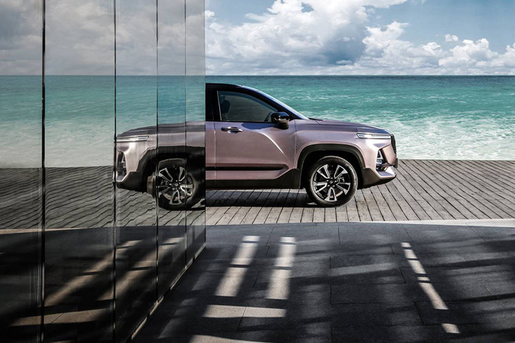 Giống như những mẫu crossover khác, các hốc bánh của Baojun RS-5 được ốp nhựa màu đen tạo cảm giác mạnh mẽ và đầy chất "offroad". Giống một số mẫu xe trên thị trường như Toyota Fortuner hay Nissan Murano, cột C của chiếc xe được ốp dải nhựa màu đen bóng tạo cảm giác như các cửa kính bên chạy tiệp với kính hậu.