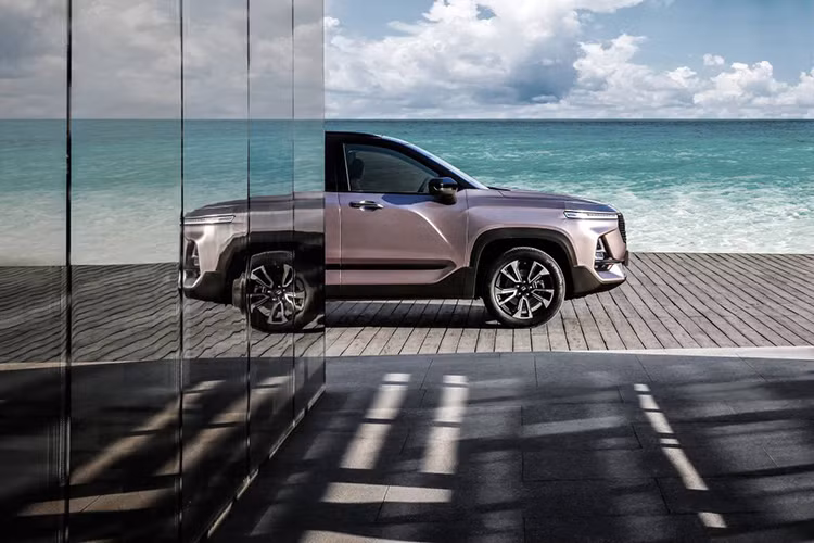 Giống như những mẫu crossover khác, các hốc bánh của Baojun RS-5 được ốp nhựa màu đen tạo cảm giác mạnh mẽ và đầy chất "offroad". Giống một số mẫu xe trên thị trường như Toyota Fortuner hay Nissan Murano, cột C của chiếc xe được ốp dải nhựa màu đen bóng tạo cảm giác như các cửa kính bên chạy tiệp với kính hậu.