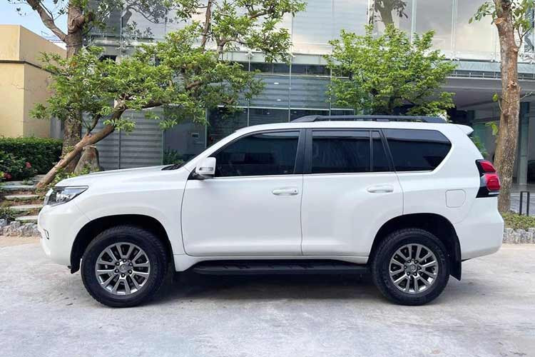 Kích thước tổng thể của mẫu SUV 7 chỗ nhà Toyota với thông số dài x rộng x cao lần lượt 4.780 x 1.885 x 1.845 mm. So với phiên bản đời cũ hơn, Toyota Land Cruiser Prado bản VX 2017 chỉ được thay đổi một số chi tiết ngoại thất. Nổi bật nhất ở ngoại thất chính là cụm đèn pha LED thiết kế hình boomerang, đi kènm tính năng cân bằng góc chiếu tự động, kết hợp với lưới tản nhiệt mạ chrome cỡ lớn.