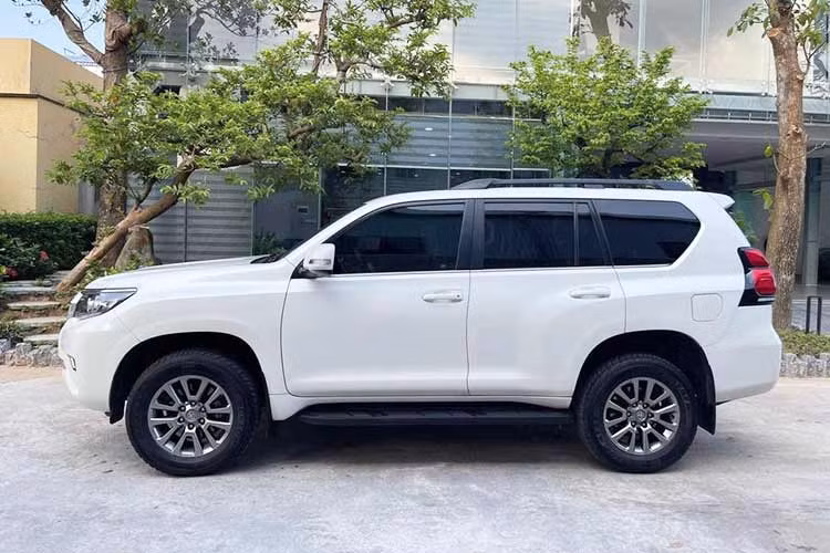 Kích thước tổng thể của mẫu SUV 7 chỗ nhà Toyota với thông số dài x rộng x cao lần lượt 4.780 x 1.885 x 1.845 mm. So với phiên bản đời cũ hơn, Toyota Land Cruiser Prado bản VX 2017 chỉ được thay đổi một số chi tiết ngoại thất. Nổi bật nhất ở ngoại thất chính là cụm đèn pha LED thiết kế hình boomerang, đi kènm tính năng cân bằng góc chiếu tự động, kết hợp với lưới tản nhiệt mạ chrome cỡ lớn.