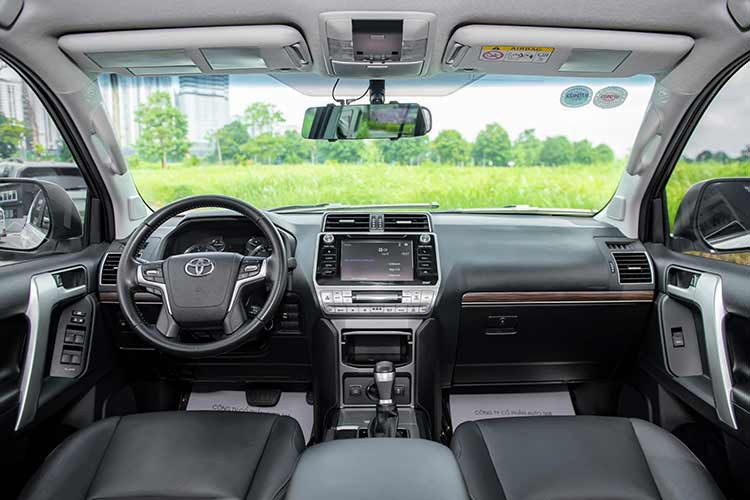 Về nội thất, Prado 2017 sử dụng vô lăng da 4 chấu tích hợp các phím bấm bao gồm; điều khiển hệ thống âm thanh, phím đàm thoại rảnh tay thông qua kết nối Bluetooth, phím điều khiển màn hình đa thông tin MID. Bảng đồng hồ optitron hiển thị sắc nét được thiết kế mới sang trọng tích hợp màn hình đa thông tin TFT màu.