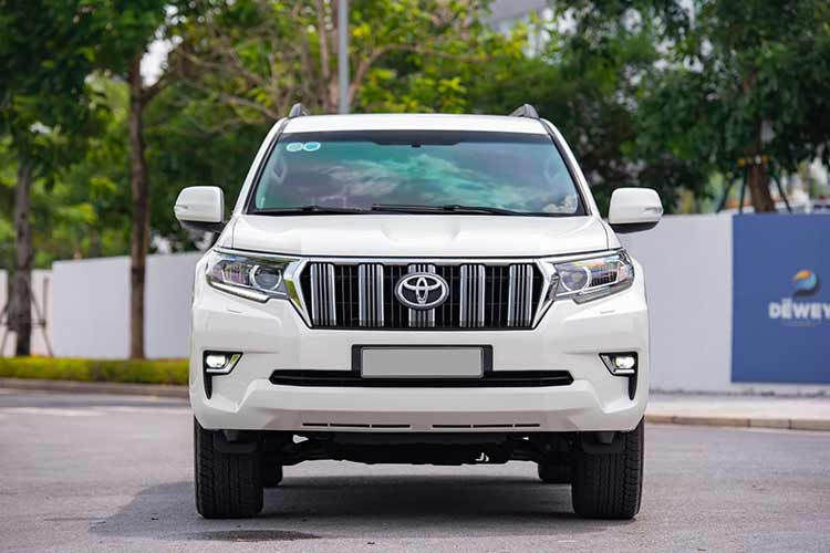 Chiếc xe SUV Toyota Land Cruiser Prado bản VX 2017 trong bài viết này được đăng ký ra biển số vào năm 2018 và hiện đang được chào bán với mức giá 1,79 tỷ đồng từ một đại lý ôtô đã qua sử dụng tại Hà Nội. Như vậy, xe chỉ bị lỗ khoảng hơn 400 triệu đồng sau hơn 5 năm sử dụng.