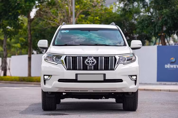 Chiếc xe SUV Toyota Land Cruiser Prado bản VX 2017 trong bài viết này được đăng ký ra biển số vào năm 2018 và hiện đang được chào bán với mức giá 1,79 tỷ đồng từ một đại lý ôtô đã qua sử dụng tại Hà Nội. Như vậy, xe chỉ bị lỗ khoảng hơn 400 triệu đồng sau hơn 5 năm sử dụng.