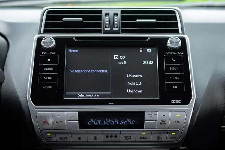 Xe được trang bị thêm hệ thống thông gió và sưởi ghế trang bị cho 2 ghế trước, chỉnh gập điện cho hàng ghế thứ 2. Đồng thời, mẫu xe SUV Land Cruser Prado 2017 có thêm chức năng kiểm soát hành trình tự động Cruise Control.