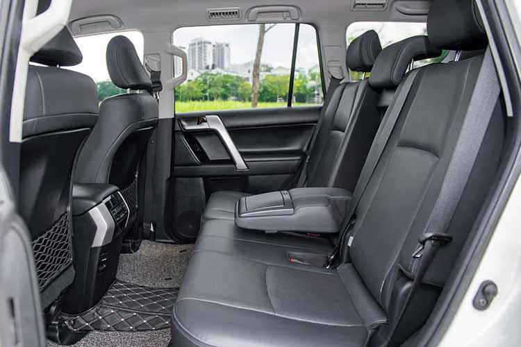 Những trang bị an toàn trên xe Toyota Land Cruiser Prado phiên bản nâng cấp cho năm 2017 sẽ không có nhiều thay đổi, vẫn duy trì như trước đây, gồm; ABS, EBD, BA, ổn định thân xe điện tử, kiểm soát lực kéo và 7 túi khí.