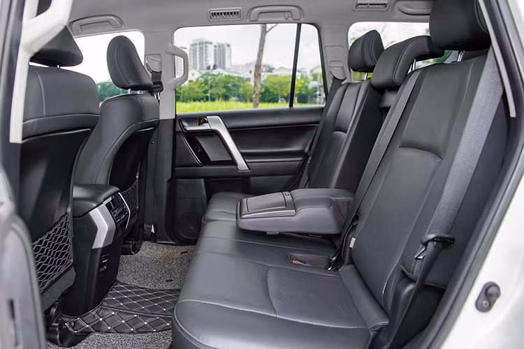 Những trang bị an toàn trên xe Toyota Land Cruiser Prado phiên bản nâng cấp cho năm 2017 sẽ không có nhiều thay đổi, vẫn duy trì như trước đây, gồm; ABS, EBD, BA, ổn định thân xe điện tử, kiểm soát lực kéo và 7 túi khí.