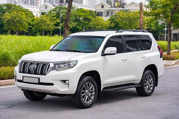 Chiếc xe SUV Toyota Land Cruiser Prado đời 2017 này dù đã có tuổi đời tới 6 năm, nhưng ngoại hình vẫn còn khá mới. Theo người rao bán xe đây là phiên bản VX full options, tình trạng nội ngoại thất còn khá nguyên bản dù đã lăn bánh khoảng hơn 60.000km. Phiên bản này được xem liền kề trước phiên bản nâng cấp vừa ra mắt cuối năm 2017.