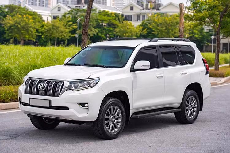 Chiếc xe SUV Toyota Land Cruiser Prado đời 2017 này dù đã có tuổi đời tới 6 năm, nhưng ngoại hình vẫn còn khá mới. Theo người rao bán xe đây là phiên bản VX full options, tình trạng nội ngoại thất còn khá nguyên bản dù đã lăn bánh khoảng hơn 60.000km. Phiên bản này được xem liền kề trước phiên bản nâng cấp vừa ra mắt cuối năm 2017.