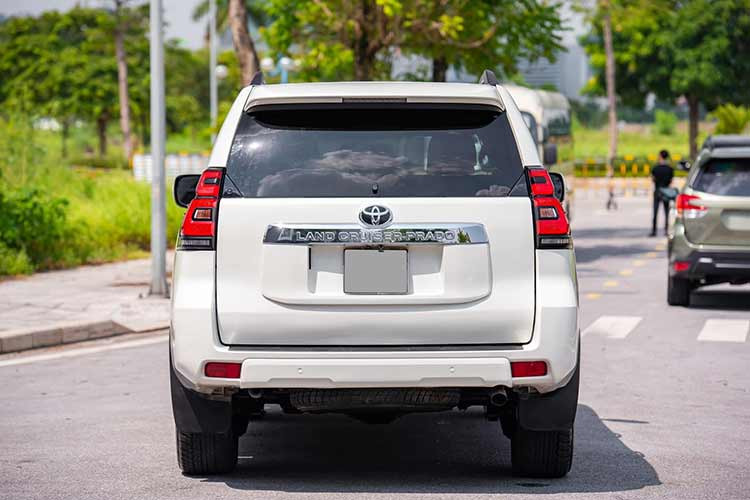 Vào thời điểm cuối năm 2017, đầu 2017 mức giá xe Toyota Land Cruiser Prado 2017 tại Việt Nam được bán chính hãng là 2,262 tỷ đồng và có 8 lựa chọn màu sắc. Đáng chú ý, hai phiên bản đang được bán ra tại các đại lý xe hơi nhập khẩu tư nhân cũng ngang bằng với mức giá chính hãng đang niêm yết.