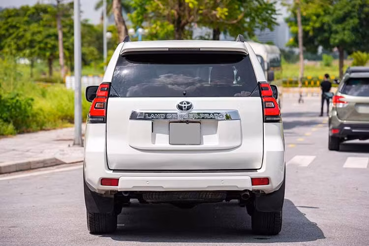 Vào thời điểm cuối năm 2017, đầu 2017 mức giá xe Toyota Land Cruiser Prado 2017 tại Việt Nam được bán chính hãng là 2,262 tỷ đồng và có 8 lựa chọn màu sắc. Đáng chú ý, hai phiên bản đang được bán ra tại các đại lý xe hơi nhập khẩu tư nhân cũng ngang bằng với mức giá chính hãng đang niêm yết.