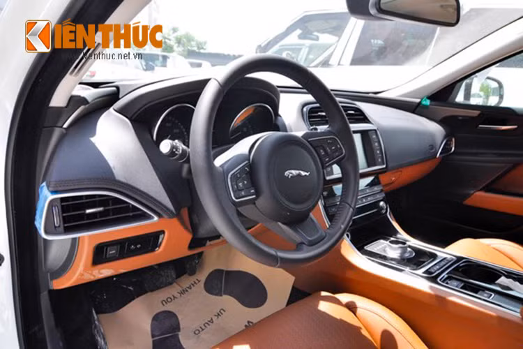 Bên trong cabin, mẫu sedan hạng sang sở hữu một cabin khá mới mẻ và ấn tượng là sự kết hợp của những vật liệu cao cấp truyền thống nhằm mang lại cảm giác sang trọng và tinh tế.