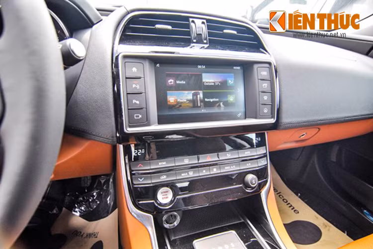 Thêm vào đó XE cũng sở hữu những công nghệ mới nhất từ Jaguar như Head Up Display, gương chiếu hậu tích hợp cảnh báo điểm mù…