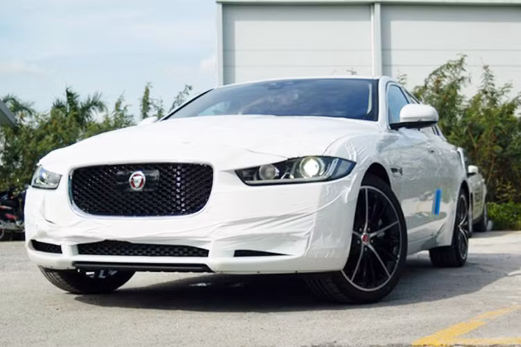 Jaguar XE 2015 thuộc phân khúc sedan hạng sang cỡ vừa. Về Việt Nam, nó sẽ cạnh tranh mạnh mẽ với các đôi thủ như; Audi A4, BMW 3-Series, Mercedes-Benz C-Class.