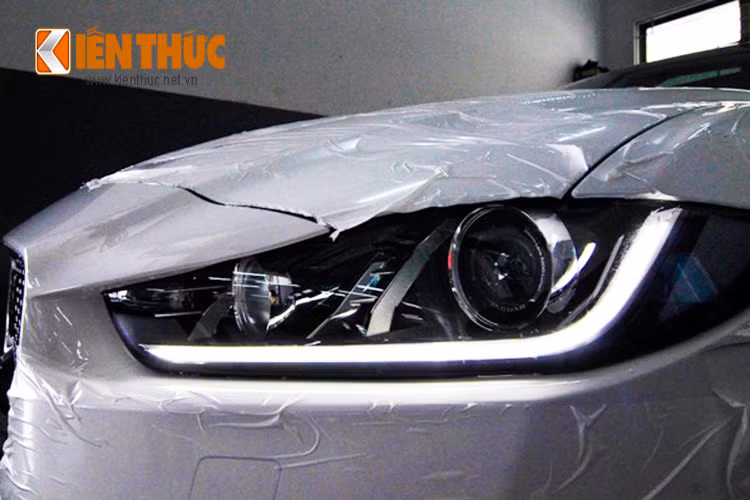 Cụm đèn pha projector ấn tượng với dải LED sắc nét, phần nào nhấn mạnh bản chất thể thao sẵn có.