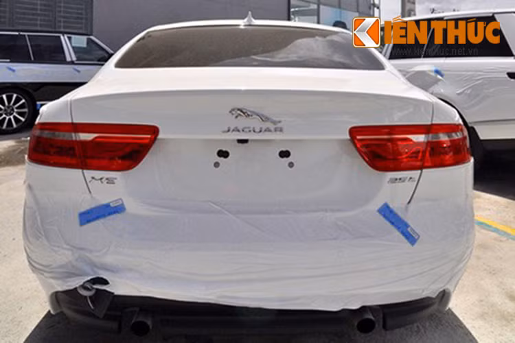 Jaguar XE 2015 sử dụng khung gầm monocoque với 75% chi tiết làm từ nhôm, giúp trọng lượng xe ở mức 1.474 kg.