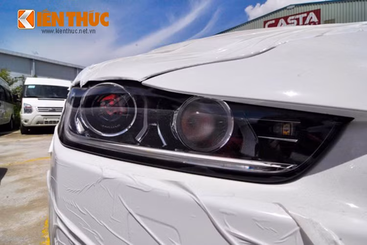 Nắp capô cũng được dập nổi cùng cụm lưới tản nhiệt mạnh mẽ và sang trọng như đàn anh XF và XJ.