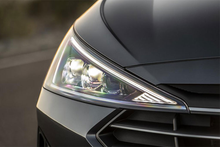 Ở phần đầu của xe, cặp đèn pha thiết kế cũng mang phong cách góc cạnh khi có dạng tam giác với các bóng LED đẹp mắt ở trong (cho bản Limited và Sport). Mũi tam giác của đèn pha đâm thẳng vào trong lưới tản nhiệt lục giác của xe. Đèn rẽ đặt ở đáy bên của tam giác đèn pha.