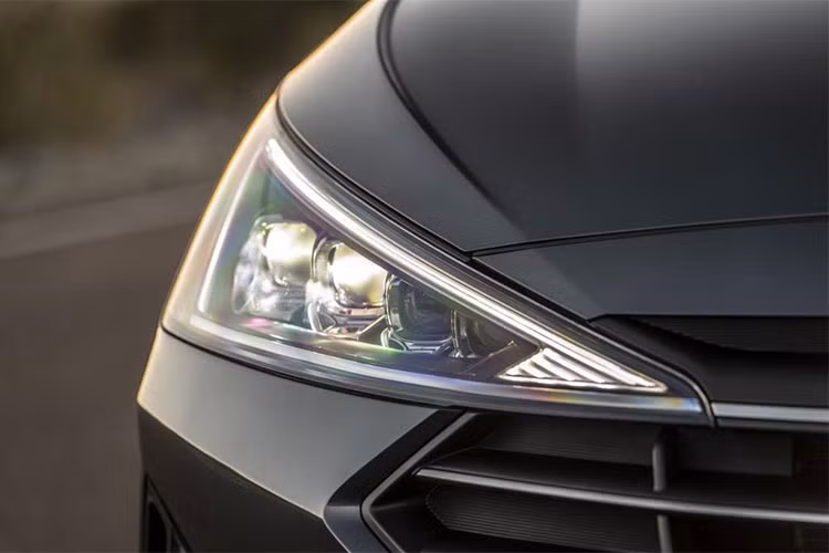 Ở phần đầu của xe, cặp đèn pha thiết kế cũng mang phong cách góc cạnh khi có dạng tam giác với các bóng LED đẹp mắt ở trong (cho bản Limited và Sport). Mũi tam giác của đèn pha đâm thẳng vào trong lưới tản nhiệt lục giác của xe. Đèn rẽ đặt ở đáy bên của tam giác đèn pha.
