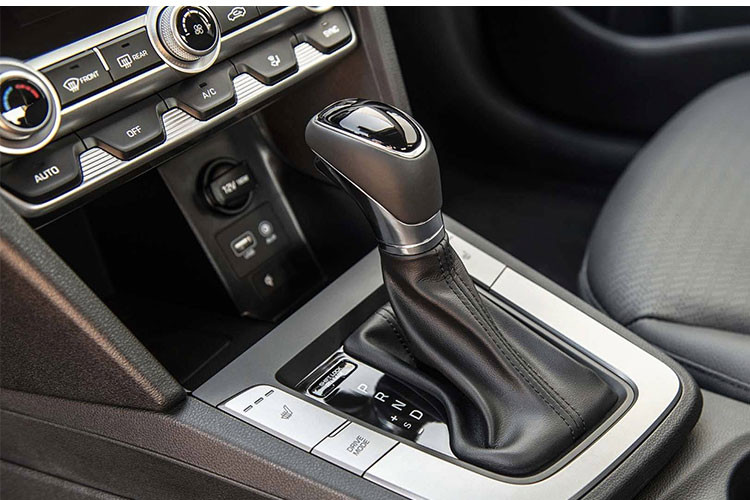 Ở phiên bản cao cấp Limited, xe còn được trang bị công nghệ tránh va chạm phía trước với chức năng phát hiện người đi đường (forward collision avoidance with pedestrian detection), hỗ trợ và cảnh báo tài xế mở cửa an toàn (Safe Exit Assist), phát hiện điểm mù và cảnh báo xe vượt sau (blind-spot monitoring), hỗ trợ chuyển làn (lane change assist)...