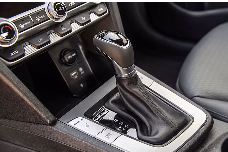 Ở phiên bản cao cấp Limited, xe còn được trang bị công nghệ tránh va chạm phía trước với chức năng phát hiện người đi đường (forward collision avoidance with pedestrian detection), hỗ trợ và cảnh báo tài xế mở cửa an toàn (Safe Exit Assist), phát hiện điểm mù và cảnh báo xe vượt sau (blind-spot monitoring), hỗ trợ chuyển làn (lane change assist)...