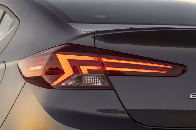 Ngoài ra, Elantra 2019 có thiết kế ngang hông như cũ nhưng bộ mâm xe ấn tượng hơn với kiểu đa chấu sang trọng, cản sau mới và được nâng cấp thiết kế cốp xe đẹp mắt hơn, giống với đàn anh Sonata 2019.