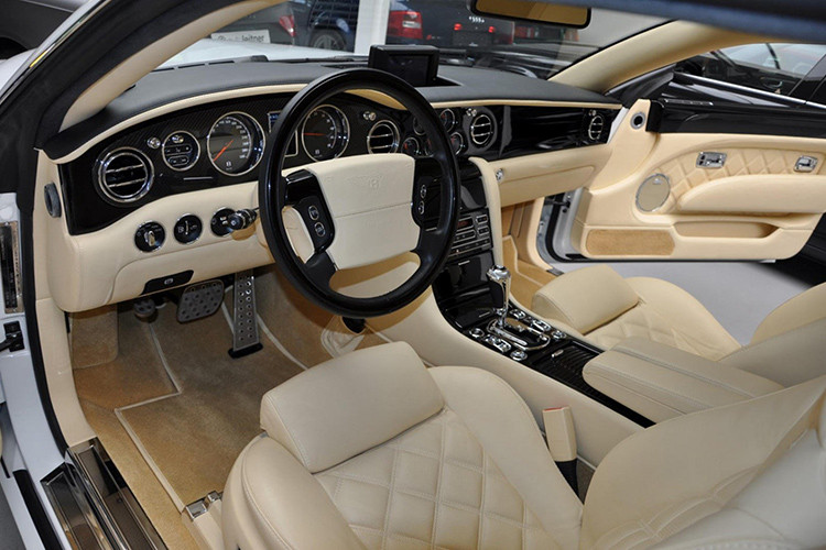 Chiếc coupe hạng sang này còn được trang bị hệ thống treo thể thao Bentley Sports Suspension và cụm đèn pha xenon. Tương xứng với vẻ sang trọng bên ngoài là không gian nội thất thanh lịch và đầy đủ tiện nghi. Chiếc Bentley Brooklands này được trang bị nội thất bọc da màu kem khâu hình quả trám... 