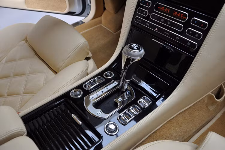 Ngay khi xuất xưởng khỏi nhà máy, Bentley Brooklands đã đi kèm những trang bị tiêu chuẩn như hệ thống kiểm soát hành trình, điều hòa tự động, ghế sưởi/massage, hệ thống định vị, kết nối Bluetooth và đàm thoại...