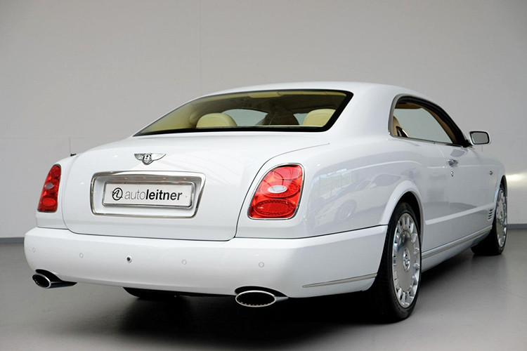 Chiếc Bentley Brooklands này tuy là xe đã qua sử dụng 10 năm nhưng vẫn còn gần như mới. Nguyên nhân là do đồng hồ công-tơ-mét bên trong chiếc xe hạng sang dừng ở con số 346 dặm (khoảng 554 km). Xe sở hữu "bộ cánh" ngoại thất trắng muốt và "sang chảnh".