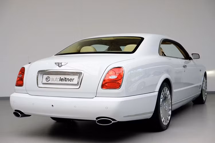 Chiếc Bentley Brooklands này tuy là xe đã qua sử dụng 10 năm nhưng vẫn còn gần như mới. Nguyên nhân là do đồng hồ công-tơ-mét bên trong chiếc xe hạng sang dừng ở con số 346 dặm (khoảng 554 km). Xe sở hữu "bộ cánh" ngoại thất trắng muốt và "sang chảnh".