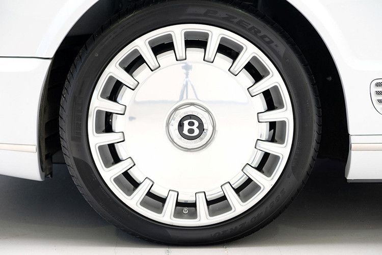 Không có gì ngạc nhiên khi người chủ đầu tiên đã bổ sung nhiều trang bị tùy chọn cho chiếc Bentley Brooklands đời cũ này. Cụ thể phần đầu xe trang bị lưới tản nhiệt bằng thép không gỉ màu tối, bộ vành hợp kim 20 inch với thiết kế 16 chấu nhỏ bao quanh mâm đúc bóng bẩy.