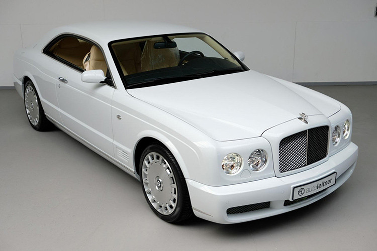 Khi mới được bán ra thị trường Mỹ, Bentley Brooklands có giá khởi điểm 340.990 USD. Trong khi đó, &#x8;giá xe Bentley Brooklands cũ tại Hà Lan này lên đến 229.500 Euro (258.700 USD - tương đương hơn 6 tỷ đồng). Nói cách khác, chiếc Bentley Brooklands đã qua sử dụng 10 năm còn đắt hơn cả Continental GT 2019 "đập hộp".