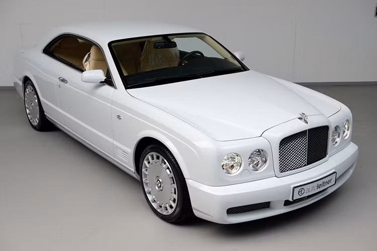 Khi mới được bán ra thị trường Mỹ, Bentley Brooklands có giá khởi điểm 340.990 USD. Trong khi đó, giá xe Bentley Brooklands cũ tại Hà Lan này lên đến 229.500 Euro (258.700 USD - tương đương hơn 6 tỷ đồng). Nói cách khác, chiếc Bentley Brooklands đã qua sử dụng 10 năm còn đắt hơn cả Continental GT 2019 "đập hộp".