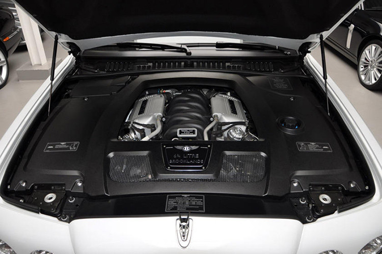 Riêng chiếc xe này có thêm những trang bị tùy chọn như hệ thống âm thanh Naim, cảm biến đỗ xe, camera lùi, hệ thống ra lệnh bằng giọng nói, giao diện kết nối iPod và không dưới 4 cái ô trong cốp sau.