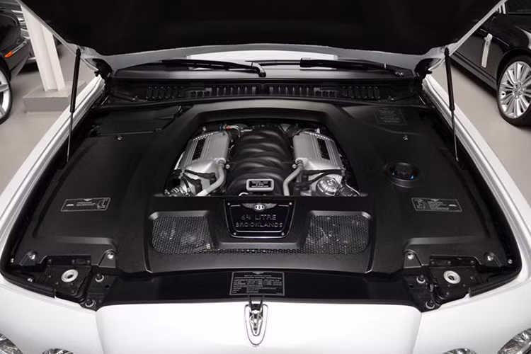 Riêng chiếc xe này có thêm những trang bị tùy chọn như hệ thống âm thanh Naim, cảm biến đỗ xe, camera lùi, hệ thống ra lệnh bằng giọng nói, giao diện kết nối iPod và không dưới 4 cái ô trong cốp sau.