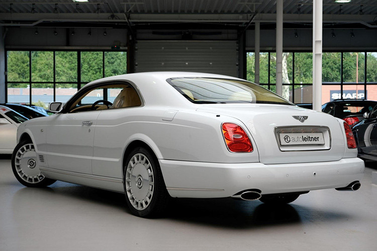 Bên dưới nắp capô của chiếc Bentley Brooklands là khối động cơ xăng V8, dung tích 6,75 lít, sản sinh công suất tối đa 530 mã lực và mô-men xoắn cực đại 774 lb-ft. Động cơ kết hợp với hộp số tự động 6 cấp, cho phép chiếc xe nặng 2,6 tấn tăng tốc từ 0-100 km/h trong thời gian chỉ 5,3 giây trước khi đạt vận tốc tối đa 296 km/h.