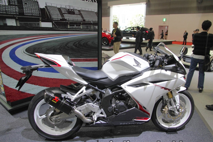 Về mặt trang bị, hệ thống treo trên xe sẽ vẫn bao gồm cặp phuộc hành trình ngược ở phía trước và giảm xóc lò xo trụ đơn sau. Xe sử dụng bộ phành đúc 17 inch 6 chấu, cả bánh trước và bánh sau đều được trang bị phanh đĩa tích hợp hệ thống chống bó cứng phanh ABS.