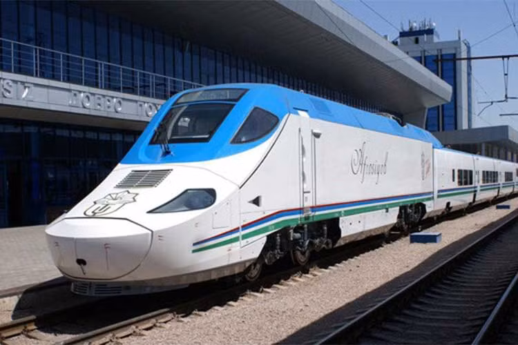 Ở các khu vực thành thị, Uzbekistan là một quốc gia có hệ thống cơ sở hạ tầng đường sá phát triển với đủ loại phương tiện đi lại. Tashkent, thủ đô và là thành phố lớn nhất nước, có ba đường tàu điện ngầm được xây dựng năm 1977 và mở rộng năm 2001, mười năm sau khi giành lại độc lập.