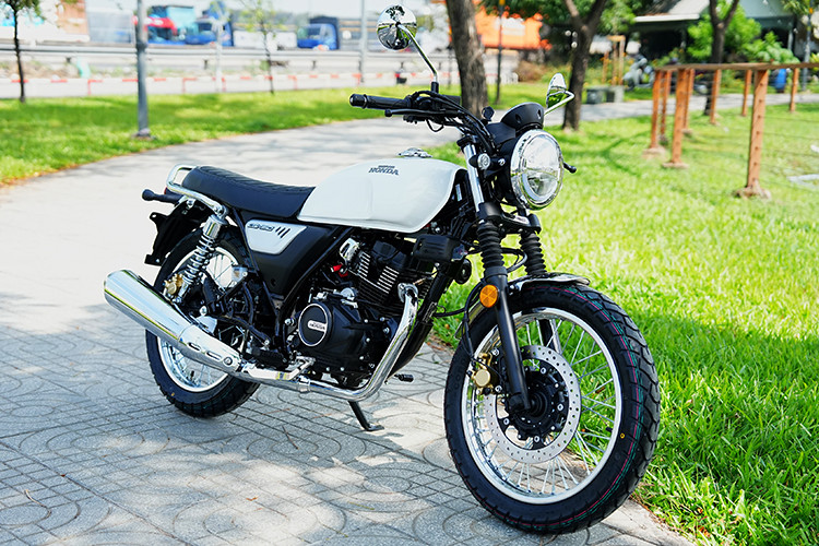 Mẫu xe môtô cỡ nhỏ phong cách cổ điển Honda CGX150 2025 mới vừa được Rebel Motor, một đơn vị nhập khẩu và phân phối xe máy đưa về Việt Nam. Xe có 2 phiên bản gồm Classic và Special. Tính đến thời điểm hiện tại, đây là những chiếc Honda CGX150 đầu tiên về Việt Nam.