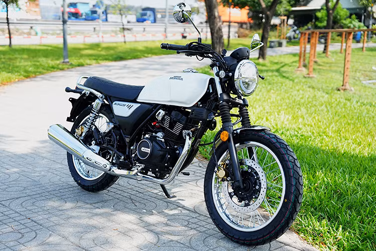 Mẫu xe môtô cỡ nhỏ phong cách cổ điển Honda CGX150 2025 mới vừa được Rebel Motor, một đơn vị nhập khẩu và phân phối xe máy đưa về Việt Nam. Xe có 2 phiên bản gồm Classic và Special. Tính đến thời điểm hiện tại, đây là những chiếc Honda CGX150 đầu tiên về Việt Nam.