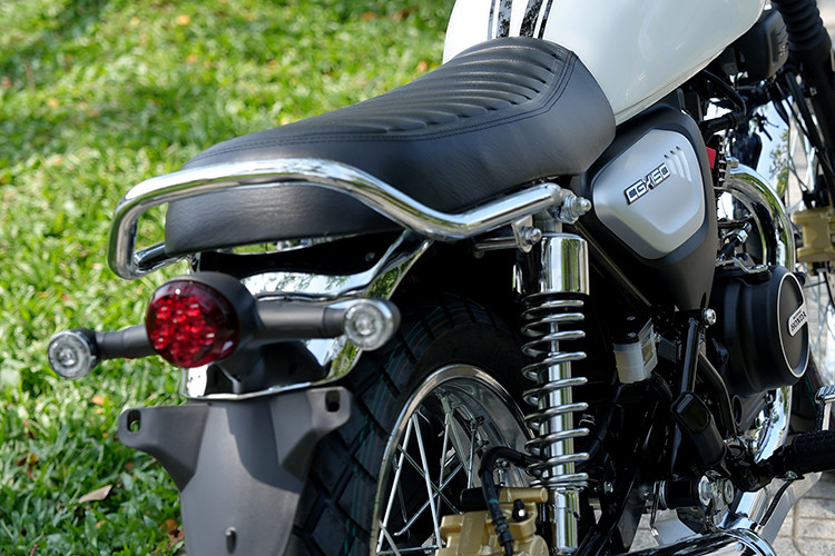 Xe sở hữu kích thước dài x rộng x cao lần lượt 1.960 x 780 x 1.014 mm, chiều dài cơ sở 1.308 mm và nặng 125 kg. Bình xăng dung tích 14 lít. Chiều cao yên 740mm phù hợp với thể trạng của người Việt.